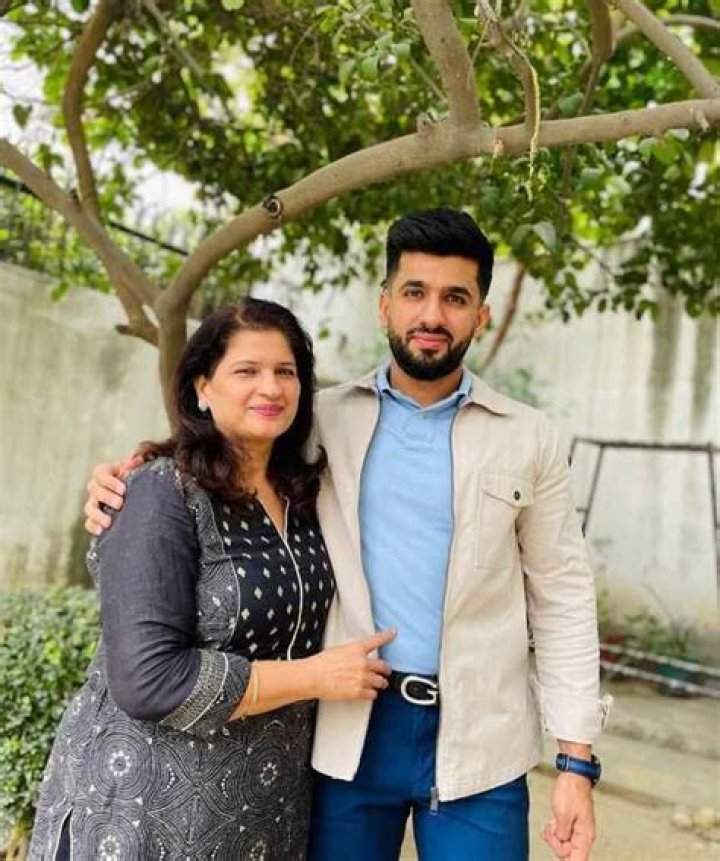 Anmol Kwatra net worth, bio, Early Life, Education, Body Measurements, Social Media, Career, Relationship Status,