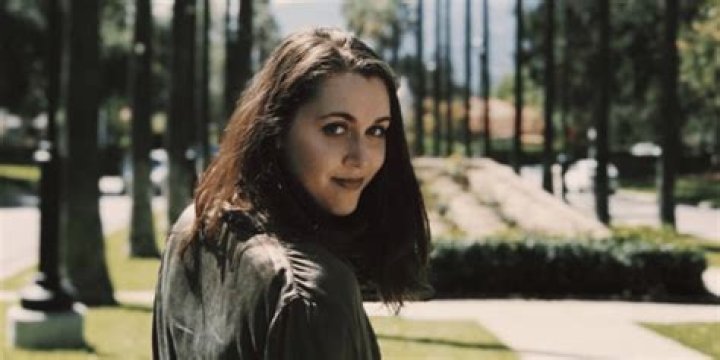 Em Beihold: Which University did she enroll into? Net worth 2023, Salary, Career, Age, Relationships, Body Measurement, Bio, Wiki
