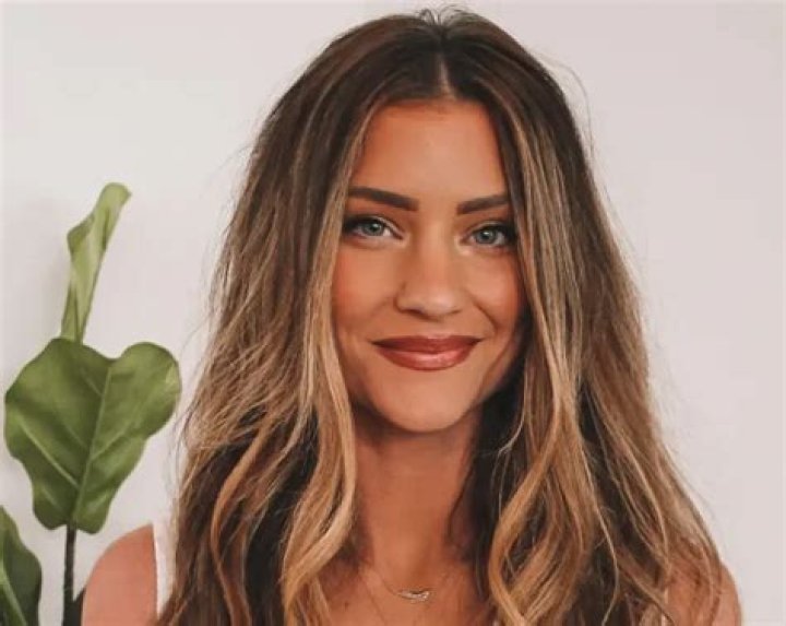 Lindsey Simon Gurk Height, Weight, Net Worth, Age, Birthday, Wikipedia, Who, Instagram, Biography