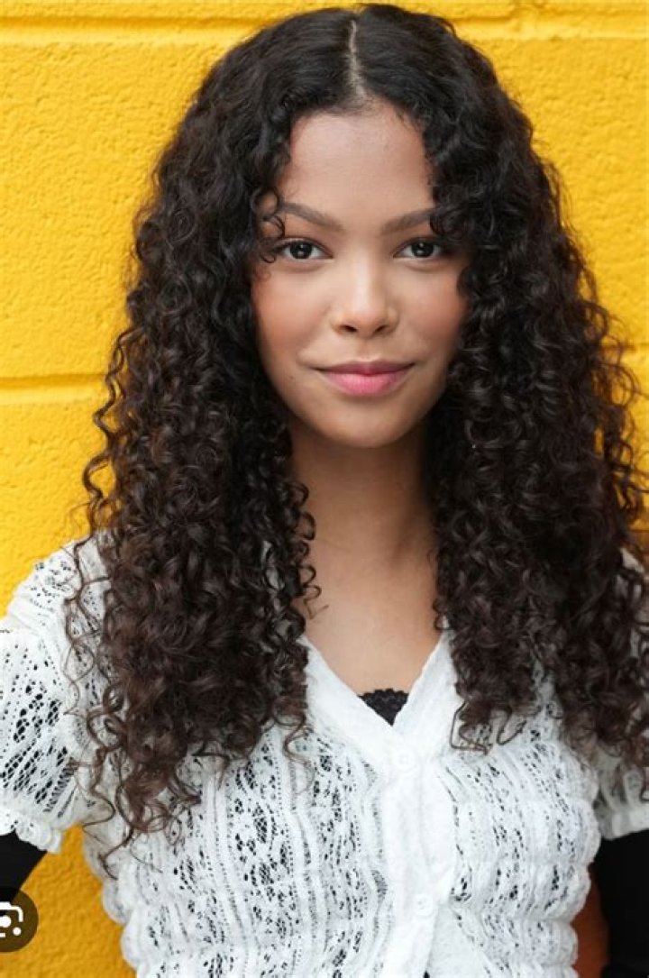 Mia Isaac – Actress, Director, Writer | How Tall is She? Wiki, Age, Height, Net Worth, Relationship, Ethnicity, Career